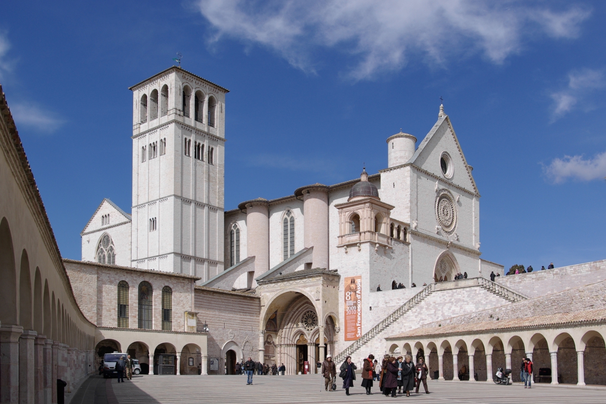 Kuidas nimetatakse seda San Francesco arhitektuuriansamblit, mis asub Assisi künkalinnas, Itaalias?