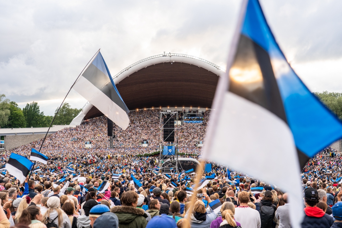 MIDA EESTLASED SIIN PILDIL KOOS TEEVAD?